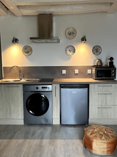 Il comprend une cuisine équipée d'un lave-linge, d'un évier et d'un lave-vaisselle. dans l'établissement Perfect hideaway in Dieppe, à Dieppe
