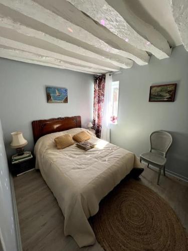 une chambre avec un lit et une chaise dans l'établissement Perfect hideaway in Dieppe, à Dieppe