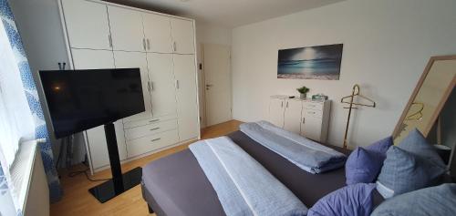 ein Wohnzimmer mit einem Sofa und einem Flachbild-TV in der Unterkunft 4****Sterne Ferienwohnung Mia DTV Klassifizierung in Blieskastel