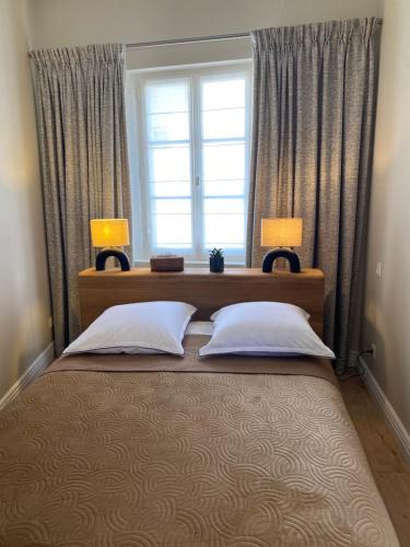 1 dormitorio con 1 cama grande y ventana en Les Hortensias, en Canly