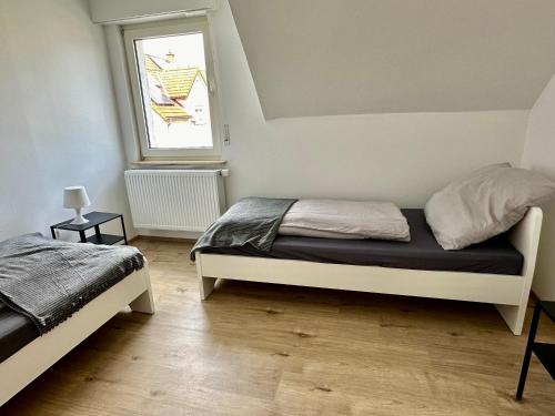 a bedroom with two beds and a window at Wohnen auf Zeit - Biebesheim in Biebesheim