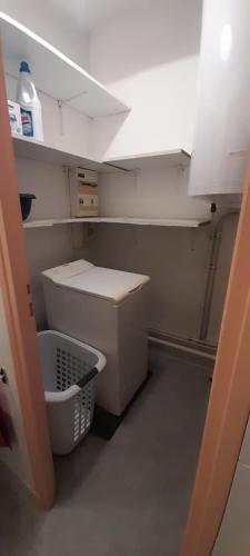 - une salle de bains pourvue de toilettes et d'un panier dans l'établissement valsappart, à Vals-les-Bains