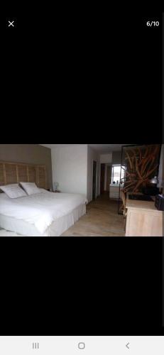 - deux photos d'une chambre avec deux lits et un bureau dans l'établissement Villa avec piscine, à Alès