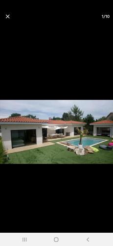 une photo d'une maison et d'une cour avec une piscine dans l'établissement Villa avec piscine, à Alès