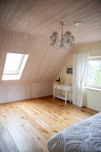 a bedroom with a ceiling with a window and a bed at Muhu Kulla Saadu puhkemaja mere ääres in Raugi