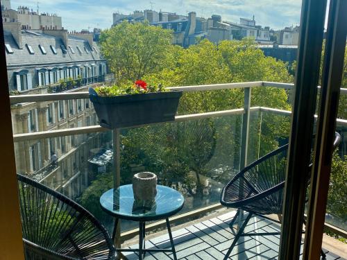 Romantic Balcony Studio near Arc de Triomphe