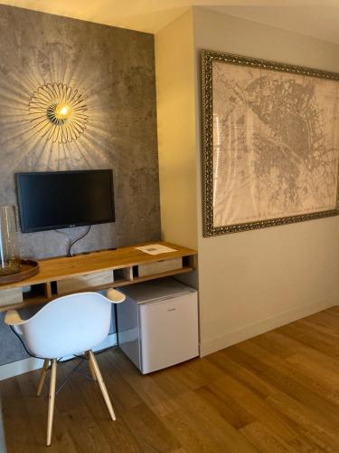 Romantic Balcony Studio near Arc de Triomphe