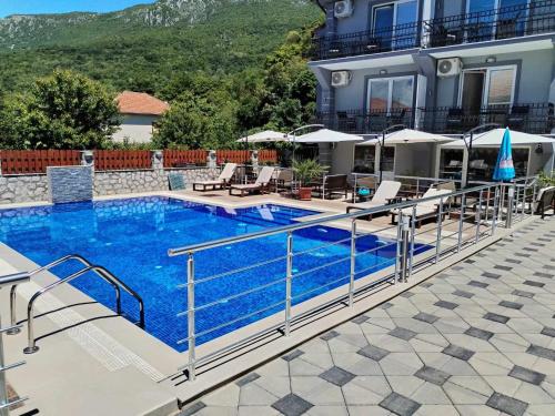 een zwembad voor een gebouw bij Villa Mimi in Peštani