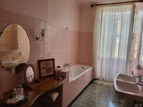 une salle de bain avec une baignoire et un lavabo et une baignoire dans l'établissement Grande maison avec jardin, tennis et piscine privés dans le calme dun vieux village lotois, à Strenquels