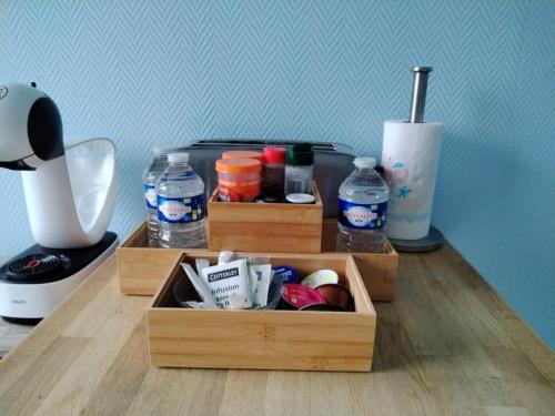 two wooden boxes sitting on top of a table at Le Spacieux, Tendance et sa Vue Panoramique in Beauvais