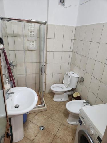 y baño con lavabo, aseo y ducha. en Comfy Beachfront Apartment - 50m from the Sea, en Golem