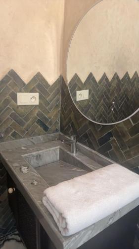 丹吉尔Tanger jbel kber的浴室里有洗手池和镜子