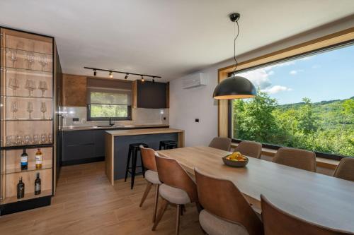 a kitchen and dining room with a table and chairs at Villa Mochi, a beautiful modern villa in a tranquil enviroment in Pićan