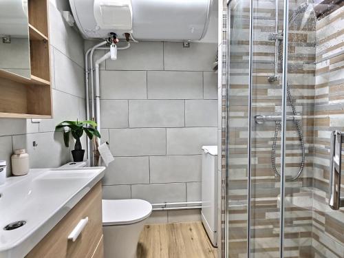 une salle de bain avec une douche, des toilettes et un lavabo dans l'établissement Le bart's, à Sanary-sur-Mer