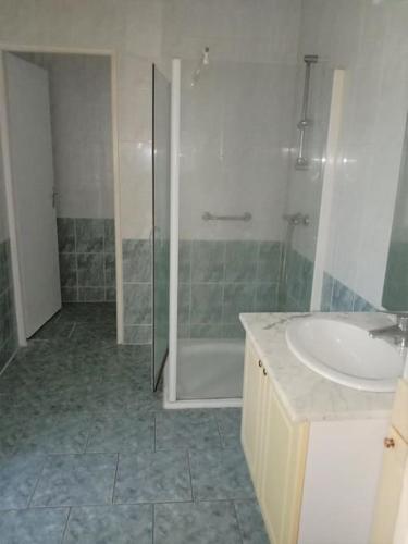 une salle de bain avec douche et lavabo dans l'établissement Appartement centre St-Mihiel, à Saint-Mihiel