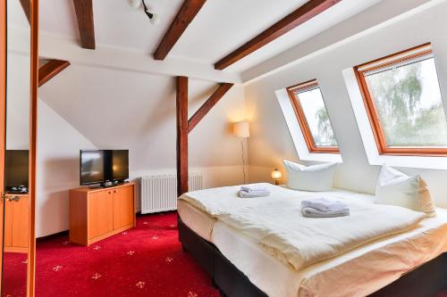 Llit o llits en una habitació de Hotel & Pension Villa Camenz