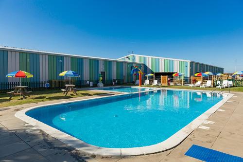 una gran piscina frente a un edificio en Static Holiday Caravan, en Clacton-on-Sea