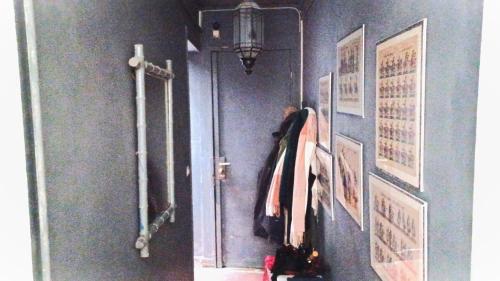 un couloir avec une serviette suspendue sur un mur dans l'établissement Marceau, à Paris