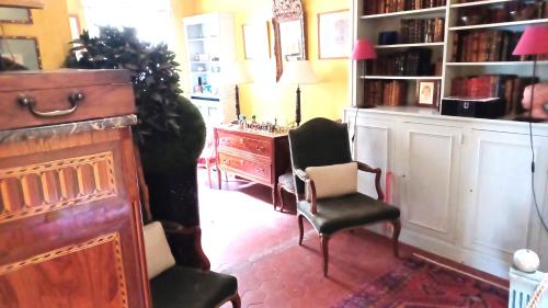 - un salon avec deux chaises et un bureau dans l'établissement Marceau, à Paris