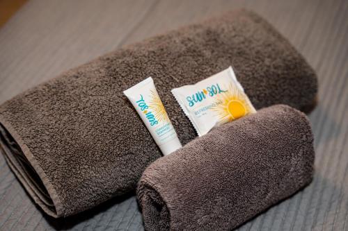 uma toalha castanha com uma escova de dentes e um tubo de protector solar em Charming Retreat with Patio Access and FREE Laundry em Ponce