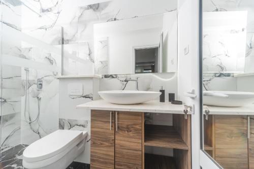 uma casa de banho branca com um WC e um lavatório em Resort Bevilacqua em Budva