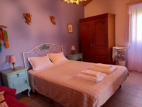 sypialnia z łóżkiem z dwoma ręcznikami w obiekcie Charme Rústico w Aljezur