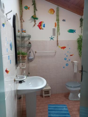 阿爾熱祖爾的住宿－Charme Rústico，一间带水槽和卫生间的浴室