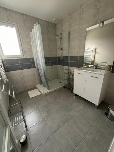 a bathroom with a shower and a sink at Maison neuve classement 3 étoiles avec accès privé piste cyclable, 6 personnes in Mimizan