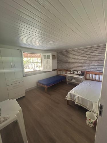 1 dormitorio con cama y ventana. en Recanto Tauane Liz en Jequié