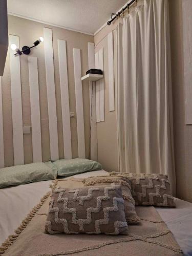 une chambre avec un lit avec une couverture dessus dans l'établissement Vacances au paradis, à Saint-Raphaël