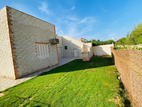 a yard with a brick building and a fence at قريه شاطئ الشروق in Dawwār Ḩalīs