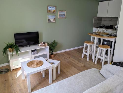 un salon avec un canapé et une table dans l'établissement Vue basilique, au cœur de la vieille ville, à Boulogne-sur-Mer