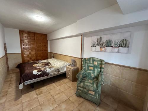 - une chambre avec un lit et une chaise dans l'établissement Bungalow "Sol y Mar II", à El Campello