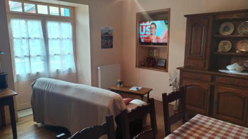 TV a/nebo společenská místnost v ubytování Gîte Miers chez Nadine
