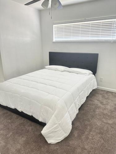 バイセイリアにあるCasa Relajanteの窓のある大きな白いベッドのある寝室