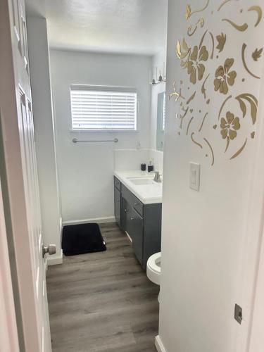 バイセイリアにあるCasa Relajanteのトイレと洗面台付きのバスルーム