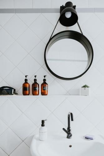 La salle de bains est pourvue d'un miroir au-dessus d'un lavabo. dans l'établissement Maison La Pomaré, à Villeneuve-les-Genêts