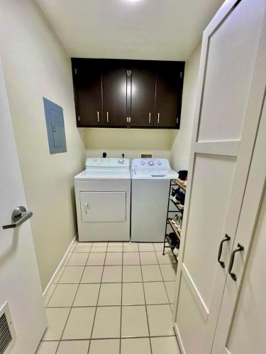a small kitchen with a washer and dryer at Shared House Hollywood Hideaway Heart of Fame in Los Angeles