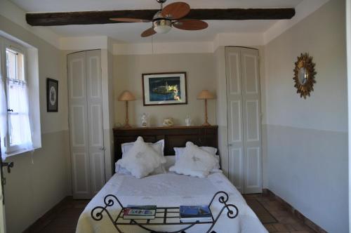 Postel nebo postele na pokoji v ubytování Bastide de l'Avelan