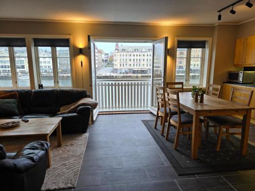 - un salon avec un canapé et une table dans l'établissement Maritime apartment in Haugesund, à Haugesund