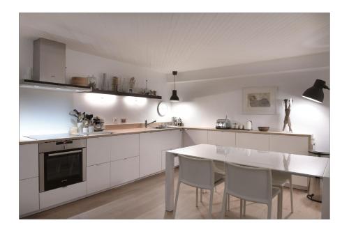 Кухня або міні-кухня у Montorgueil - Une grande chambre avec salle de bain privée