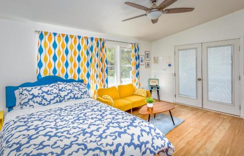 Cama o camas de una habitación en Retro Casita on the River! only 1 min to SNP gate! Riverfront with swimming