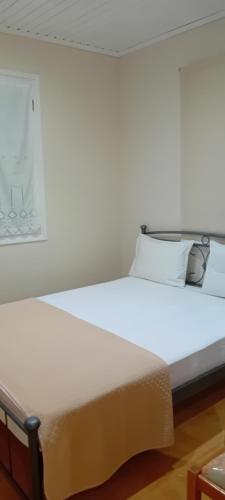 1 cama blanca grande en una habitación con en VASIANA Country House en Razáta