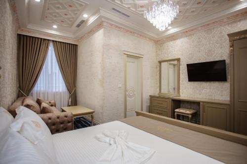 TV a/nebo společenská místnost v ubytování Ervini Boutique Hotel