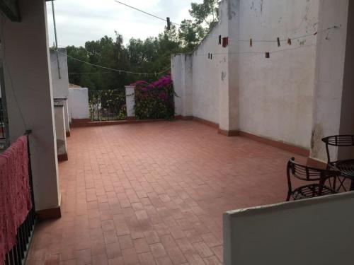 an empty courtyard with chairs and a brick floor at Casa Rural Molera in Elda