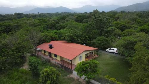 an aerial view of a house with a van parked next to it at Cabaña Villa Hellen in Santa Marta