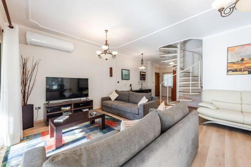 Χώρος καθιστικού στο The Master Seaside Duplex by PS