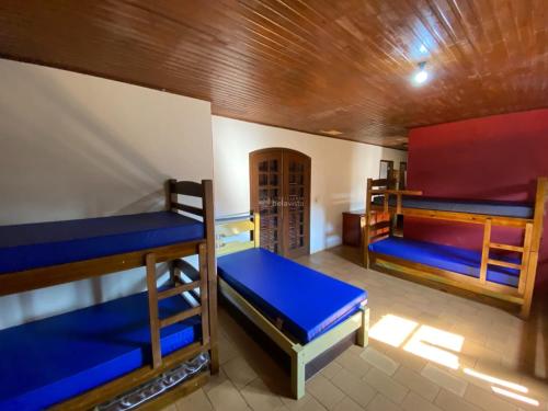 a room with three bunk beds in a room at Recanto Luz da Lua in Apucarana