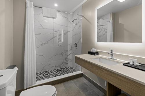 uma casa de banho com um lavatório e um chuveiro em The Mulberry Hotel em Westlake