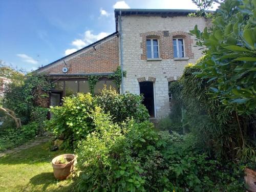 Maison de charme dans joli jardin arboré de 300 m2
